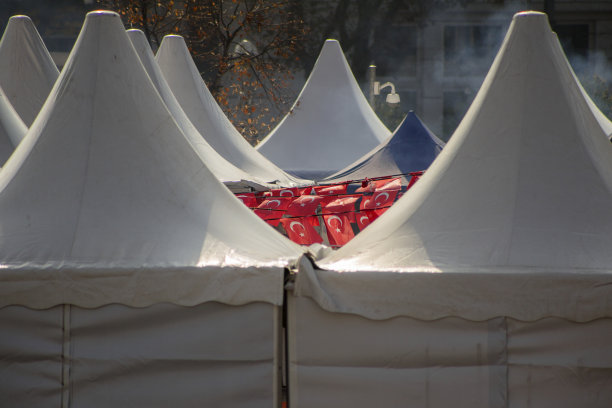 土耳其伊斯坦布尔卡迪科伊港海岸购物用帐篷图片下载