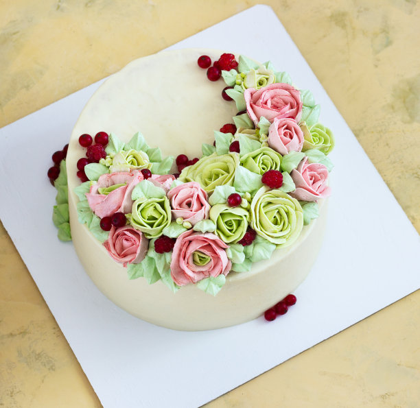 生日蛋糕与鲜花玫瑰在灯光背景图片下载