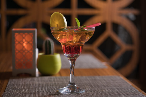 餐桌上的单杯大都会鸡尾酒图片下载