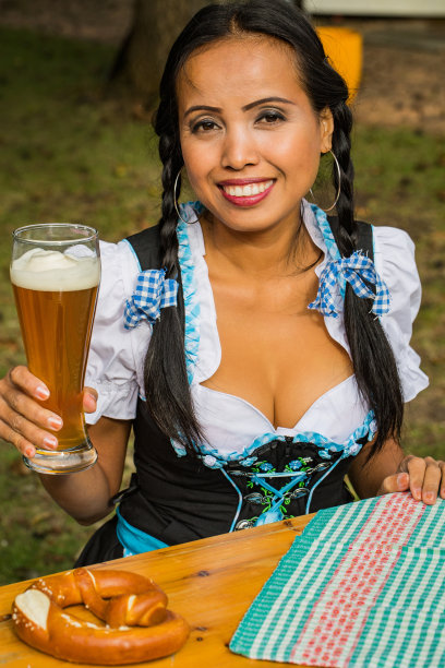 快乐的亚洲女人穿着紧身连衣裙图片下载