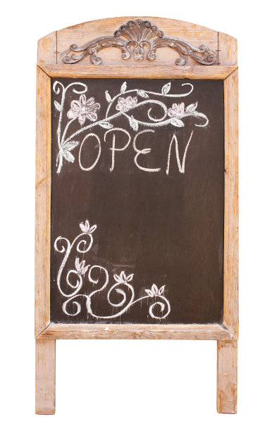 木制人行道标识与空白的黑色菜单板图片下载