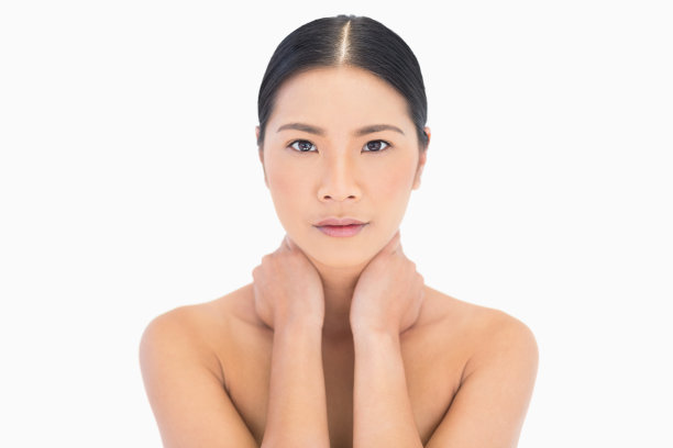 放松自然的模特姿势触摸她的脖子图片下载