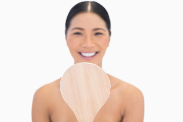 自然黑发模特拿着镜子在她面前图片下载