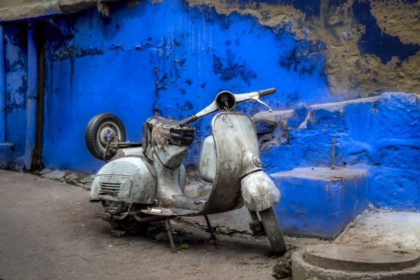 蓝色城市焦特布尔的老式摩托车。素材图片