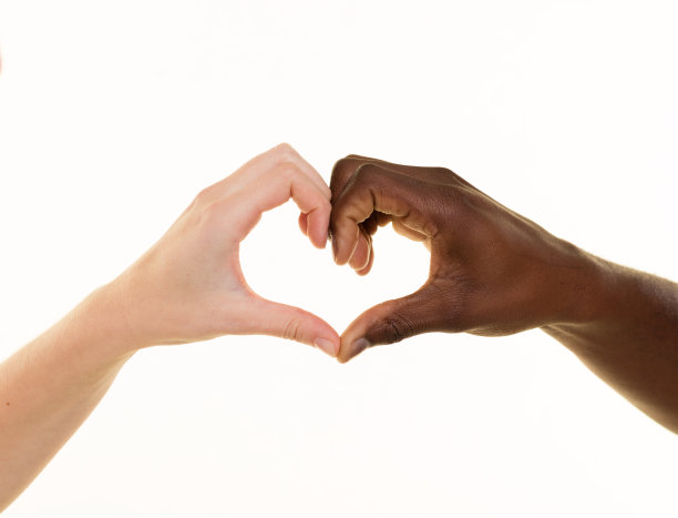 夫妇做壁炉形状的手图片下载