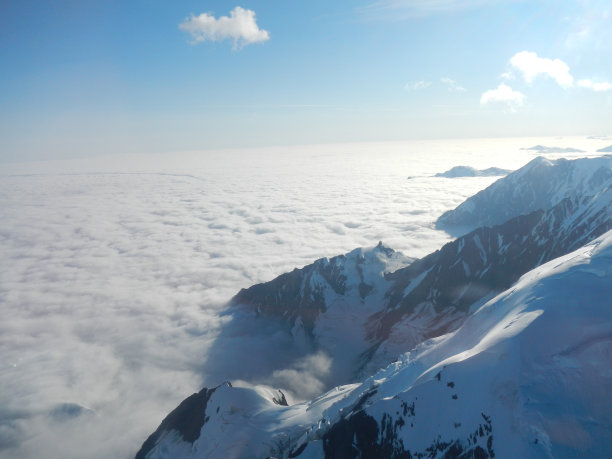 阿拉斯加，低云的海洋边界山脉，从飞机拍摄图片下载