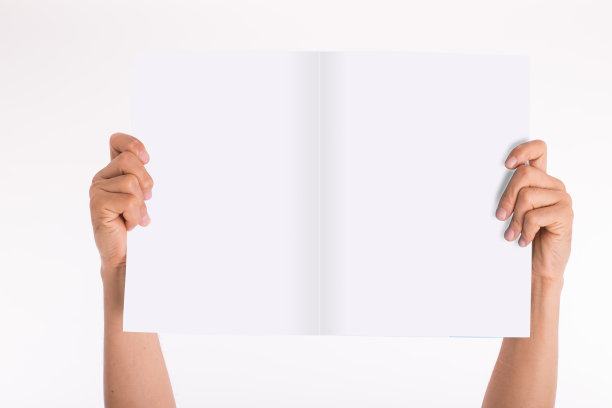 拿着空白的白纸书图片下载