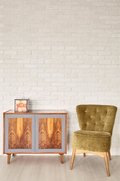 木制的马桶和老式的绿色扶手椅图片下载