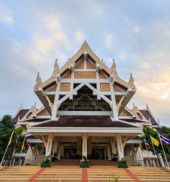 普陀萨蒙顿的大礼堂，蓝天白云。图片下载