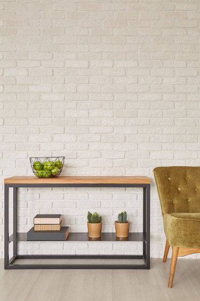 有植物的木桌和铁丝篮子图片下载