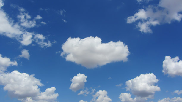 明亮的蓝天上飘着白云图片下载