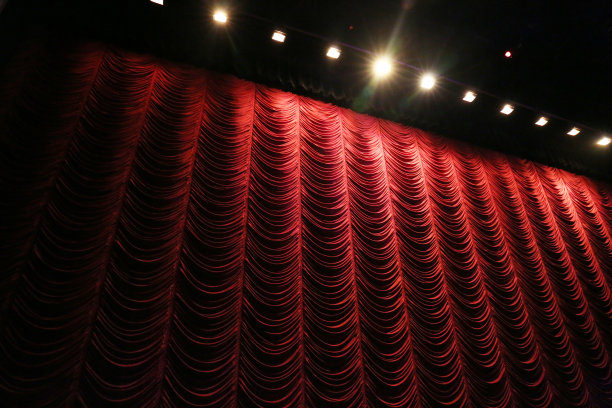 红色的窗帘素材图片