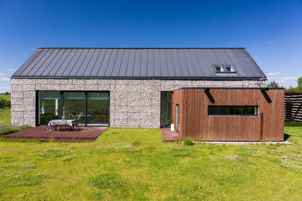 用鹅卵石覆盖的节能房屋图片下载