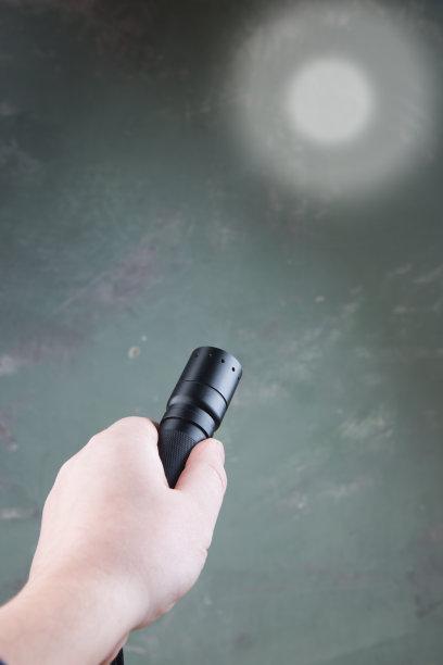 手拿手电筒，光束图片下载