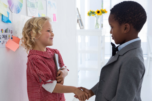 商务人士握手时站在办公室的白板素材图片