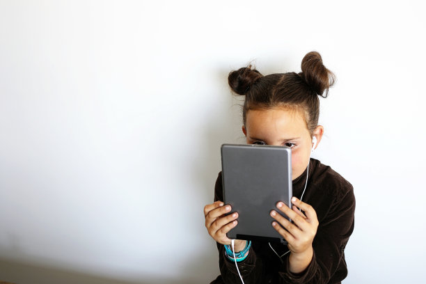 一个小女孩在家里用iPad图片下载