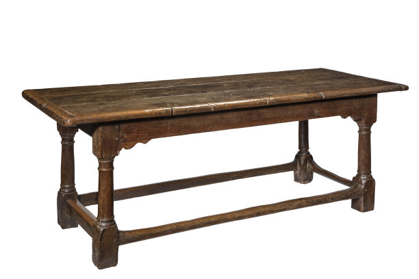 古老的十七世纪橡木餐桌图片下载