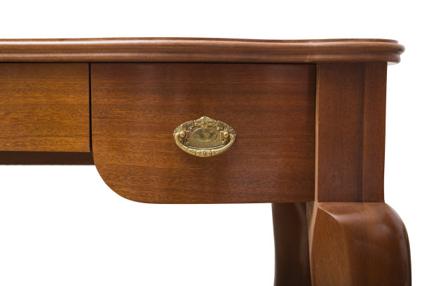 古董木制手工桌子上孤立的白色背景图片下载