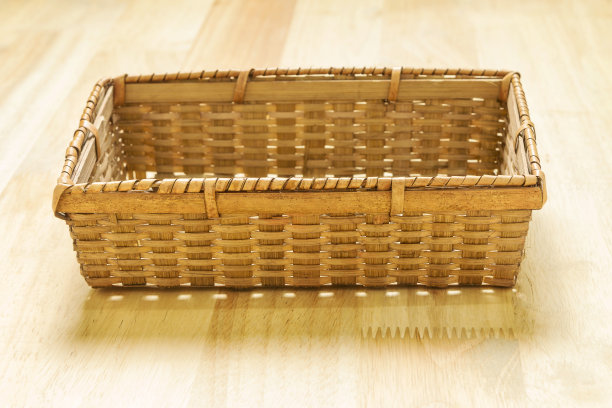 木桌上的柳条竹篮图片下载