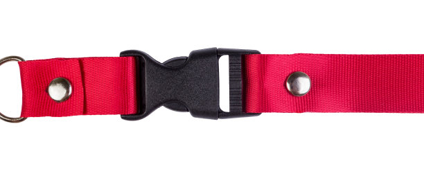 封闭的黑色塑料边释放扣与红色编织带附上图片下载