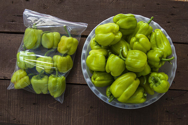塞满辣椒的图片准备放入冰箱图片下载