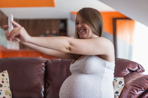 漂亮孕妇发短信图片下载