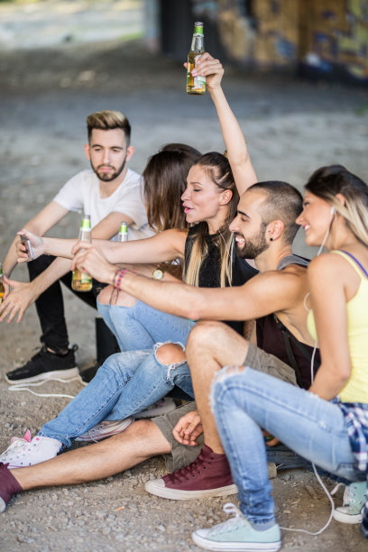 朋友们喝酒自拍图片下载