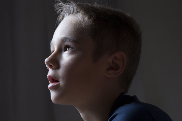 一个漂亮的小男孩的特写图片下载