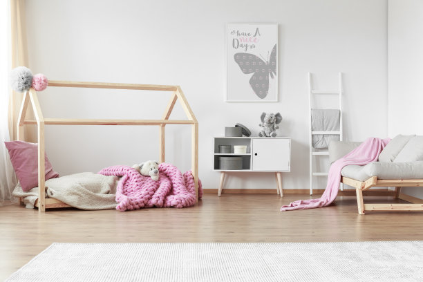 女孩的明亮的房间图片下载