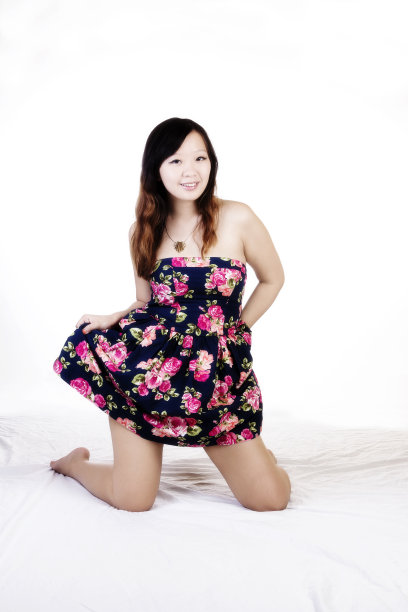 迷人的华裔美国女人跪在花裙子图片下载