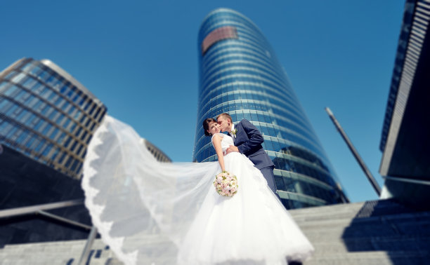 新婚夫妇在大自然中是互相拥抱的图片下载