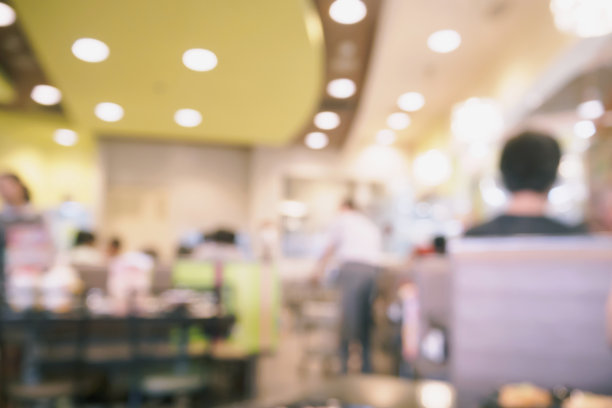 抽象的散景模糊了餐厅背景中的人物图片下载