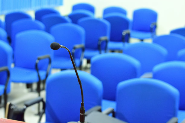 麦克风在讲台上图片下载