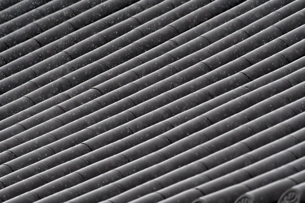 多雨的瓦屋顶图片下载