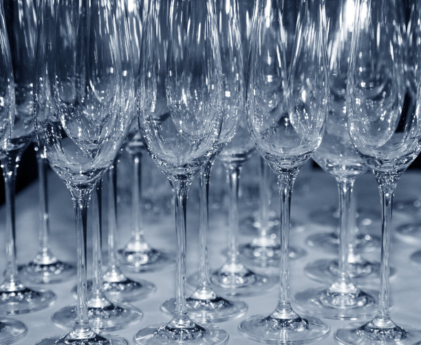 酒杯排成一行图片下载