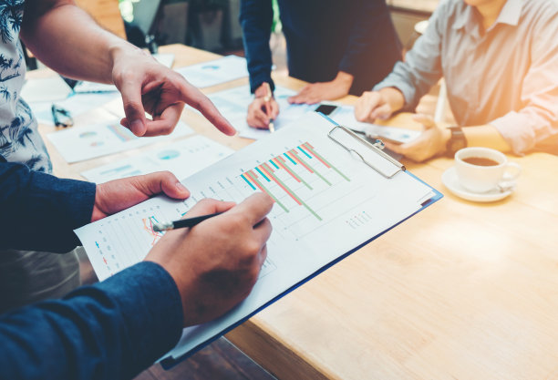 启动业务团队同事会议规划策略分析讨论新计划财务图形数据新业务项目图片下载