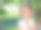 小女孩在公园里用稻草喝牛奶。素材图片