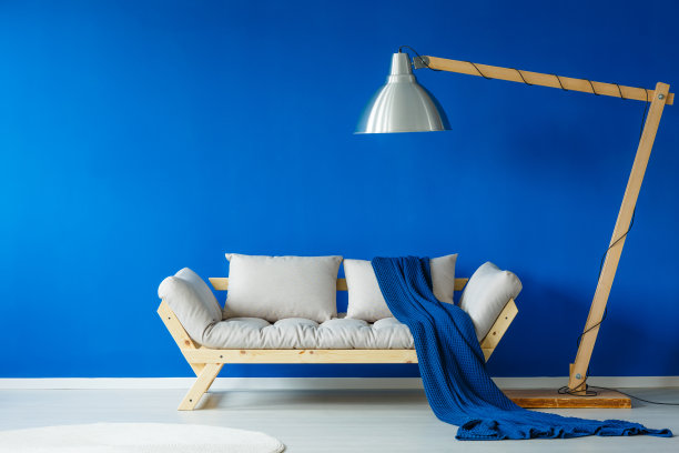 毯子躺在沙发上图片下载