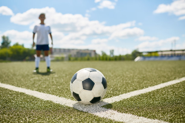 玩球的小男孩图片下载