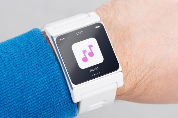 白色智能手表特写，屏幕上有音乐App图标图片下载