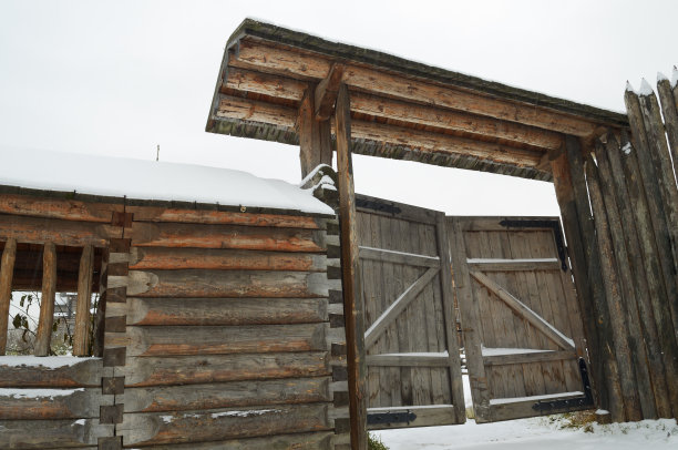 一扇大木门。图片下载