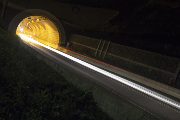 夜间行车隧道图片下载