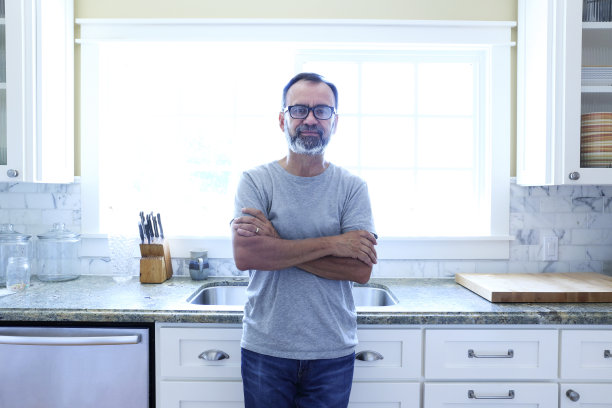 西班牙男子站在厨房里的肖像图片下载