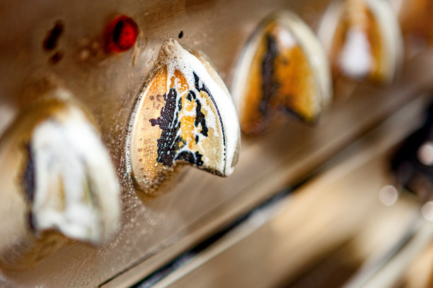 旧的电炉开关按钮前面有泡沫图片下载