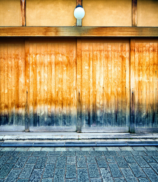 日本建筑木墙铺路和灯球图片下载