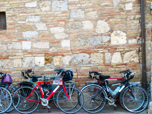 自行车靠在石墙上图片下载