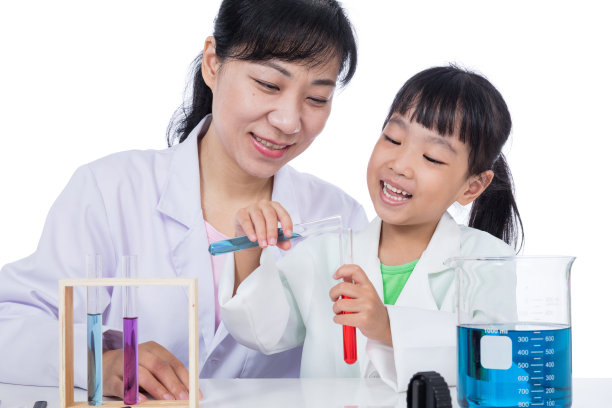 亚洲华人教师和小学生女孩与试管工作图片下载