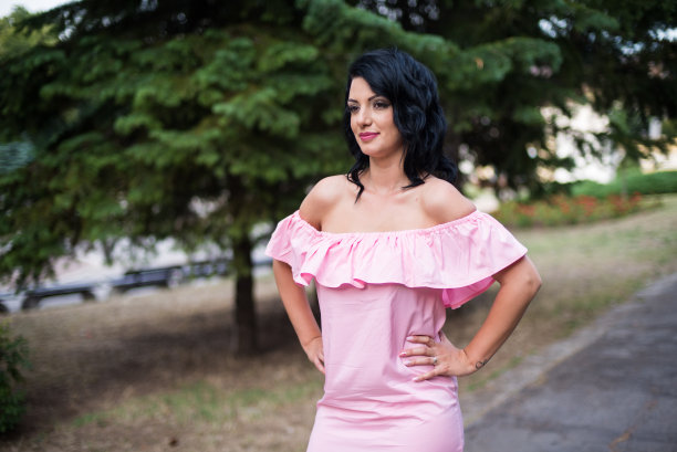 穿着夏装的漂亮女孩图片下载