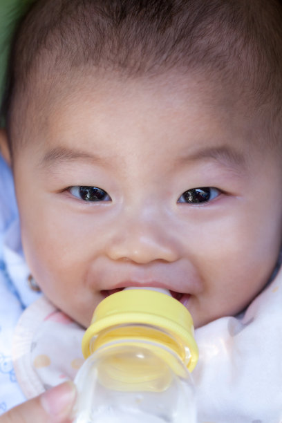 婴儿用奶瓶咬图片下载