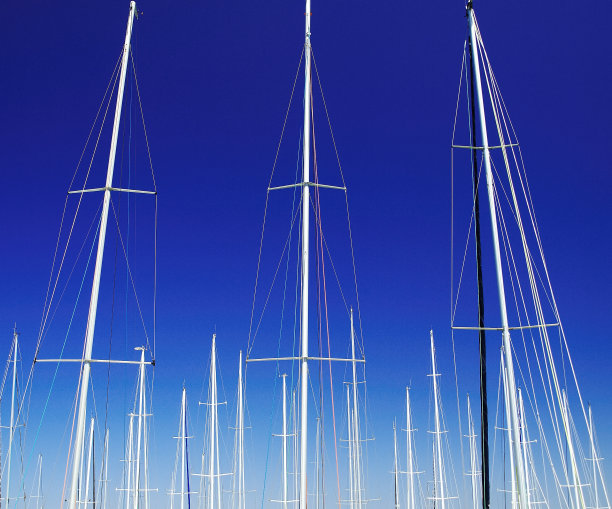 艺术。游艇桅杆伸向鲜艳的蓝天。图片下载